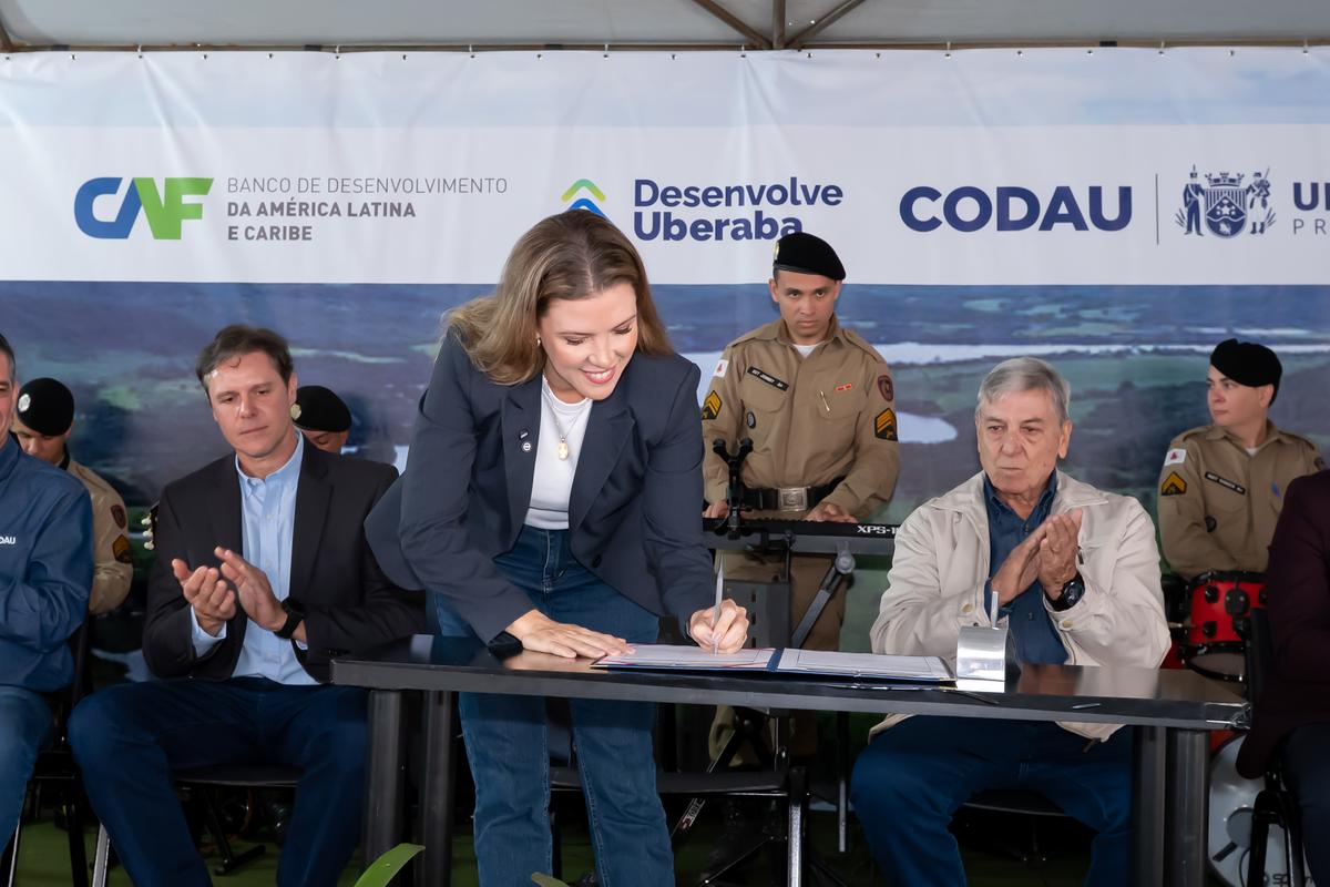 Prefeita Elisa Araújo assina a ordem de serviço para o início das obras da captação de água no rio Grande (Foto/André Santos/PMU)