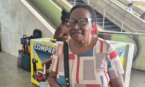 Helena Simão não paga mais passagem, mas lamenta a pouca frequência de ônibus na periferia (Foto: Pedro Rafael Vilela/Agência Brasil)