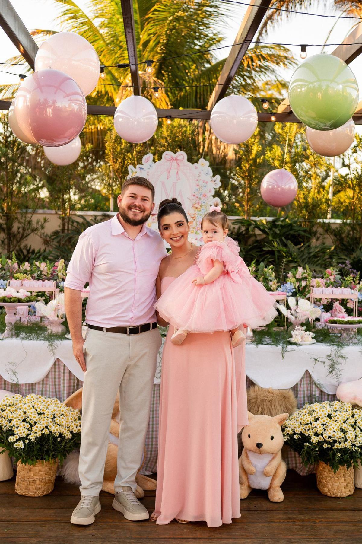 Nathalia Fernandes e Sindion comemoraram o primeiro aninho da encantadora Maria Alice. Que não faltem saúde, amor e muitas alegrias para toda a família! (Foto/Divulgação)