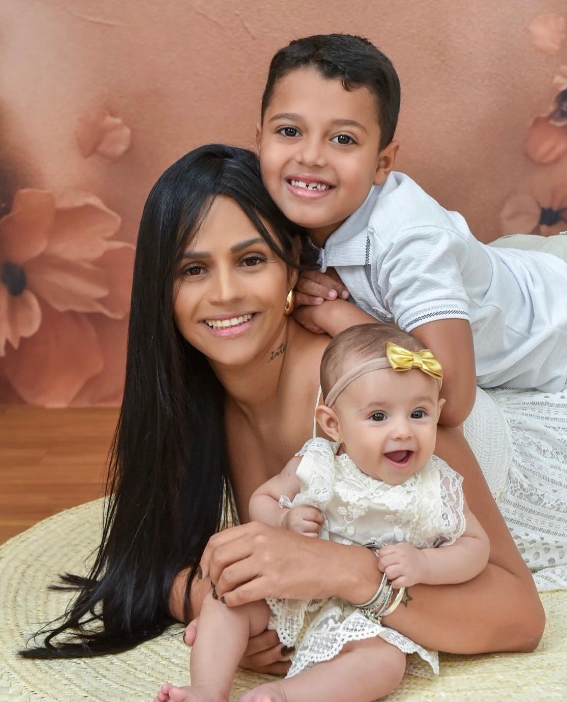 Camila Lemos em um clique pra lá de lindo, com seus filhotes lindos, Gabriel e Alice. (Foto/Divulgação)
