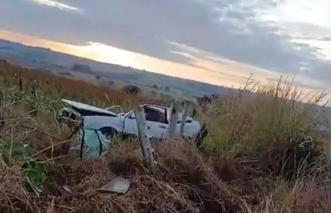 Bombeiros e policiais realizaram buscas nas proximidades da MG-464 após relato sobre a possível presença de outro ocupante em veículo capotado (Foto/Divulgação)