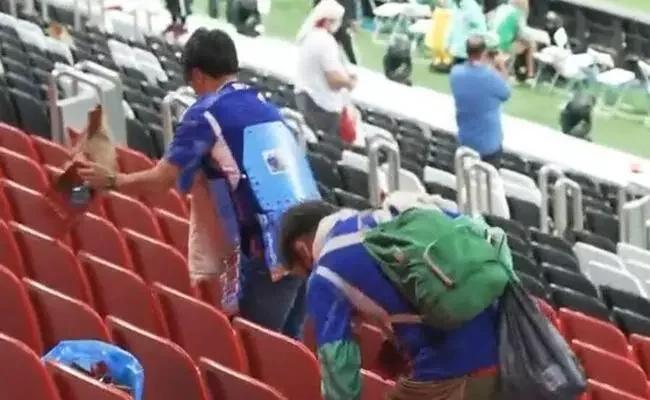 Torcedores japoneses recolheram resíduos deixados nas arquibancadas do estádio após o jogo contra a Holanda. (Foto/X)