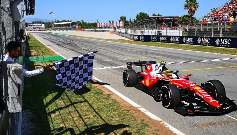 Novak Djokovic aciona a bandeira quadriculada para Hamilton (Foto/Divulgação)
