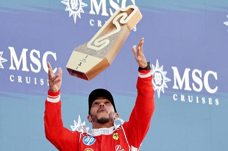 Lewis comemora seu primeiro triunfo pela equipe italiana (Foto/Divulgação)
