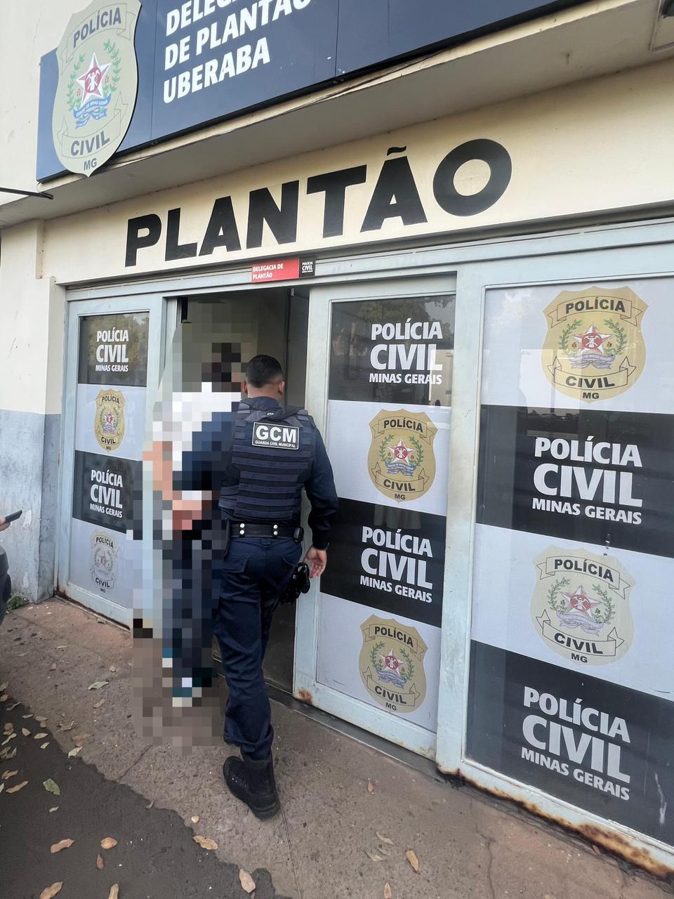 Suspeito sendo conduzido pela Guarda Civil Municipal à Delegacia de Polícia Civil (Foto/Divulgação)