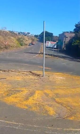 Apenas uma das hastes de sustentação da placa foi removida, permacecendo a segunda ainda no local (Foto/Divulgação)