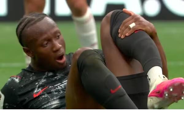 Koné precisou deixar o gramado de maca após sofrer fratura na perna esquerda (Foto/Divulgação)