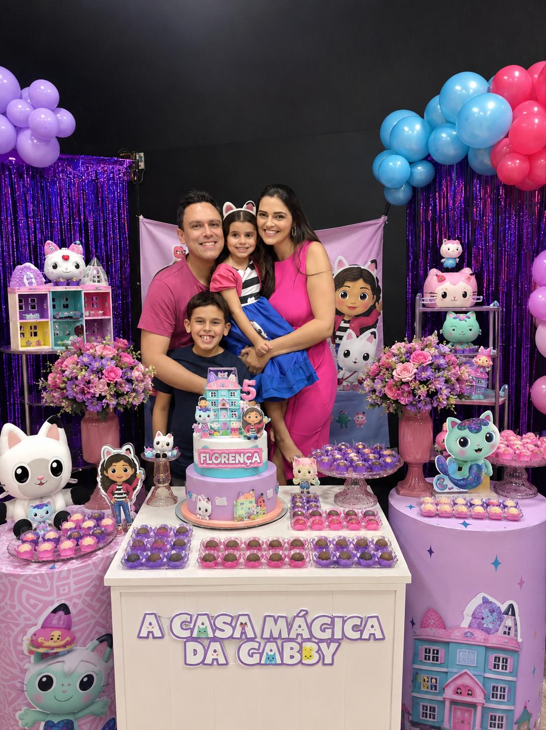 A princesinha Florença Weitzel Vaz completou 5 aninhos no dia 17/06. Parabéns, amor da madrinha! Na foto, com os pais, Adilla e Carlos Giovanny, e o irmão, Tarcísio (Foto/Arquivo pessoal)