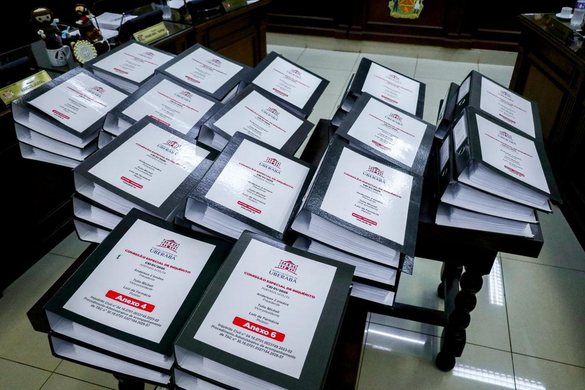 Volume de documentos evidencia a dimensão do trabalho realizado pela CEI que investigou a coleta e a destinação de resíduos (Foto/Rodrigo Garcia/CMU)