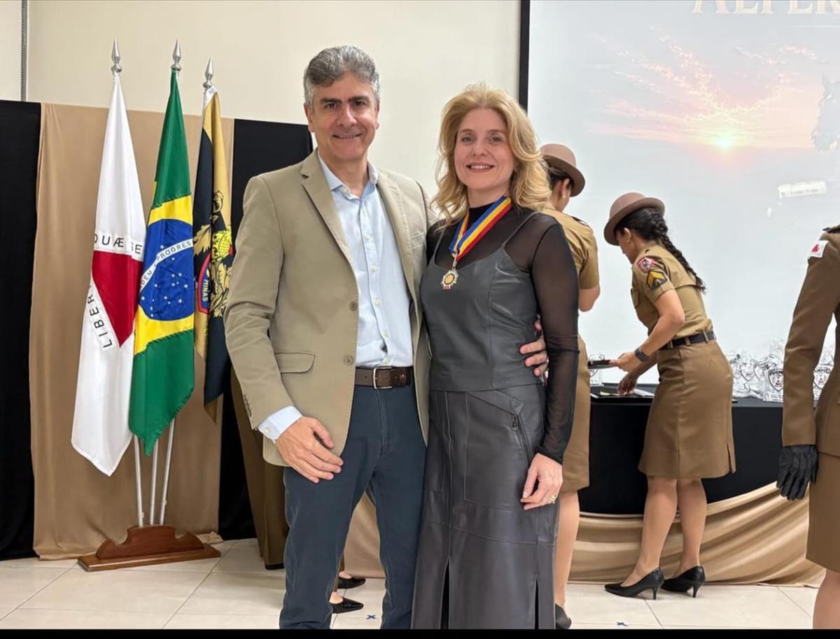 Já com o colar da comenda, juíza Cíntia foi fotografada ao lado do marido, Alysson Junqueira (Foto/Divulgação)