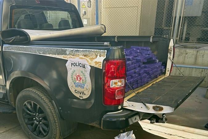 Duas mulheres foram presas com 370 tabletes de maconha, transportados em um veículo na MGC-452, em Araxá; a droga estava distribuída entre o banco traseiro e o porta-malas do automóvel (Foto/Divulgação)