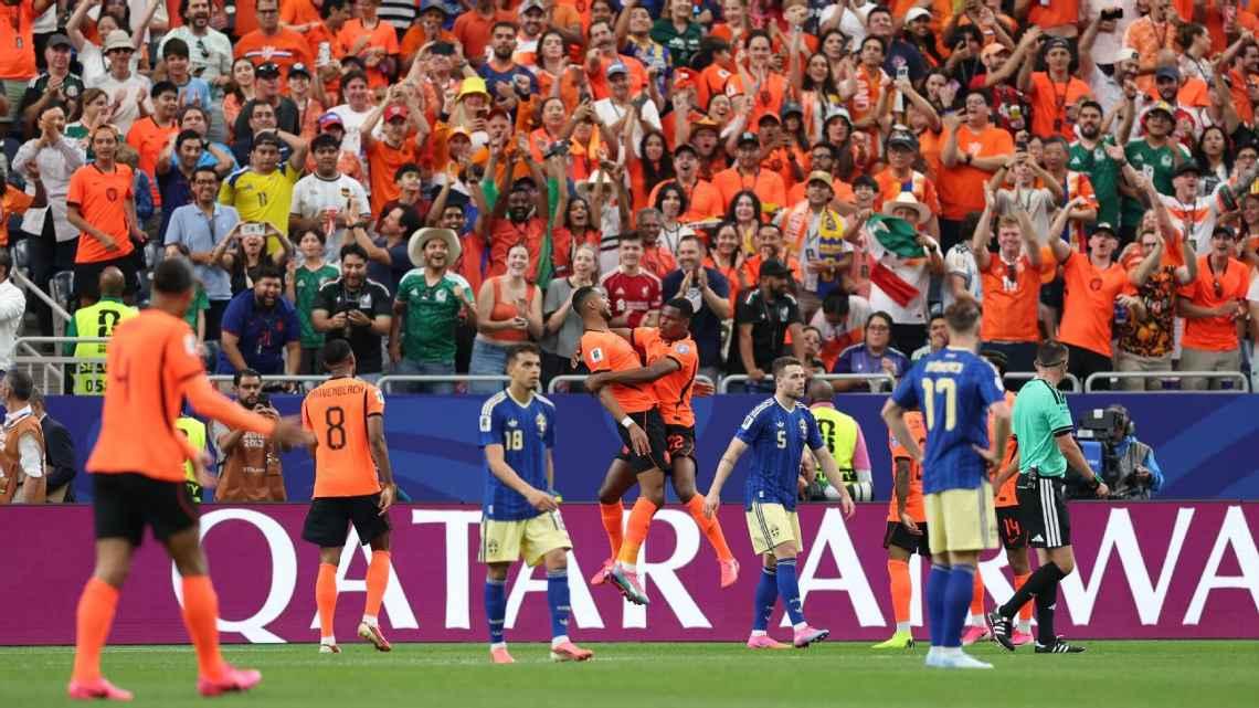 Cody Gakpo comemora gol da Holanda contra a Suécia na Copa do Mundo (Foto/Olly Darlington/Getty Images)