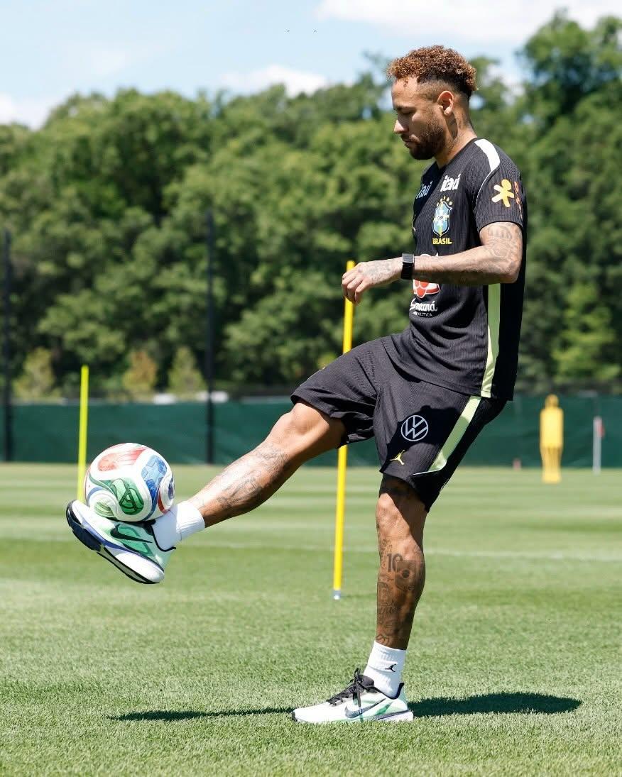 Atacante participou de atividade completa enquanto Seleção prepara confronto contra a Escócia. (Foto/Rafael Ribeiro)