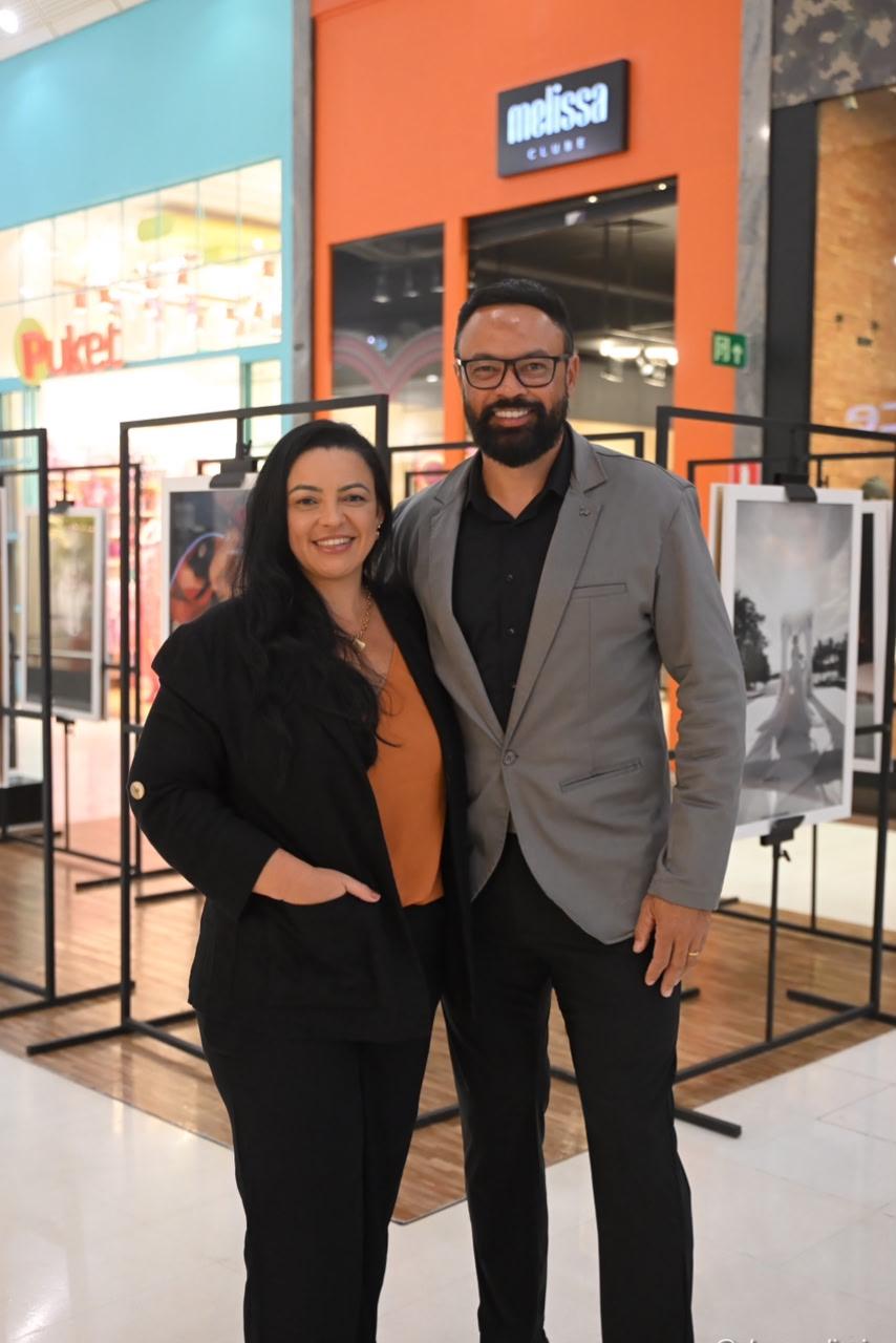 Chega ao fim hoje a aclamada exposição “Entre Histórias e Eternidade” no Shopping Uberaba, uma celebração do talento e da paixão dos fotógrafos Alysson Oliveira e Di. Com um portfólio de mais de 400 fotos premiadas internacionalmente, a dupla consolidou o sucesso da mostra, que retratou com maestria noivas e debutantes, transformando momentos únicos em arte atemporal. (Foto/Arquivo pessoal)