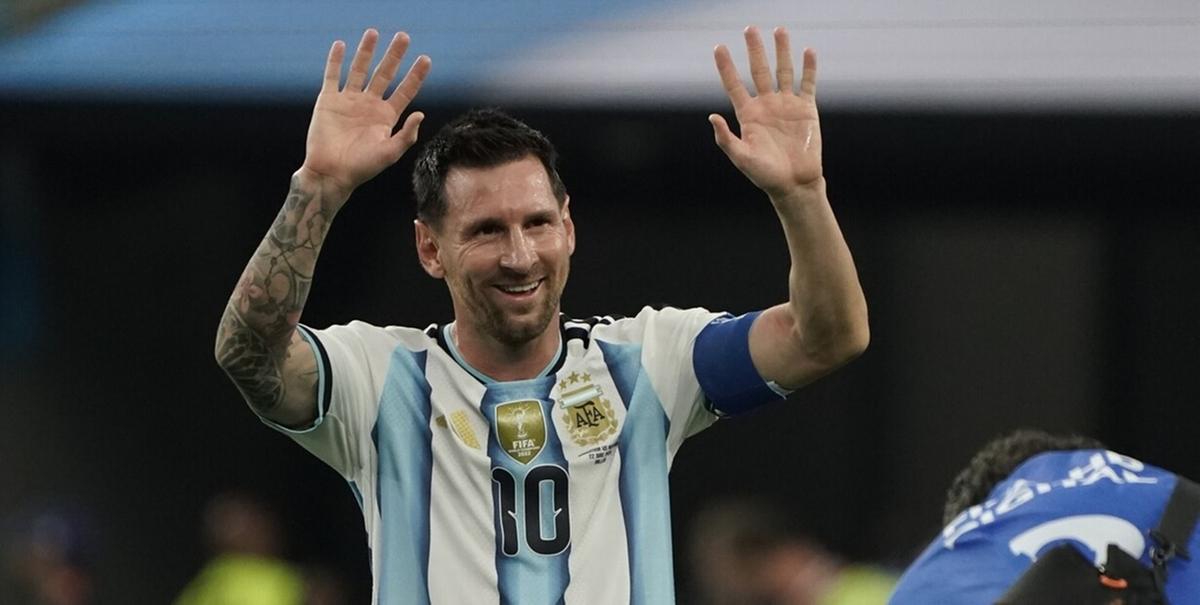 Messi marca duas vezes, chega a 18 gols em Copas e comanda vitória argentina (Foto/El Clarin)