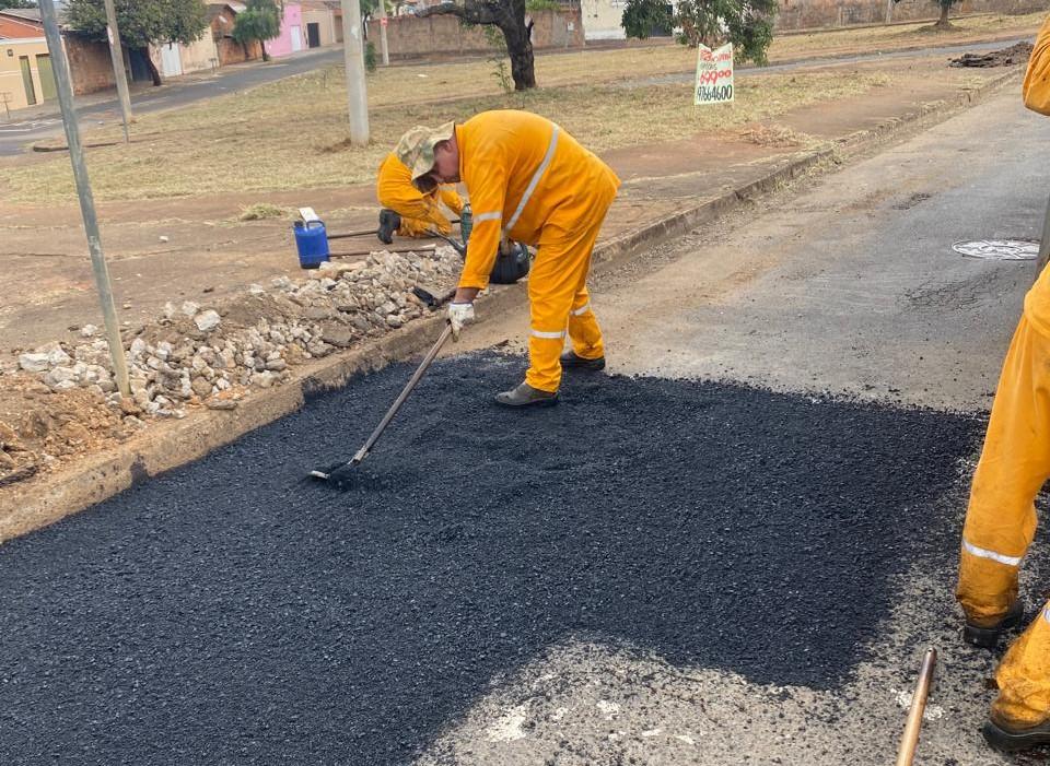 Equipe da Secretaria de Serviços Urbanos executa serviço de tapa-buracos em via pública e, segundo a Prefeitura, o volume de reparos realizados após o período chuvoso aumentou 35% (Foto/Divulgação)