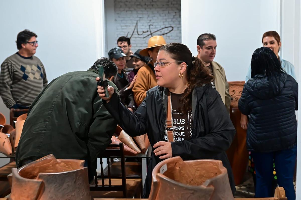 Gisele Barcelos, da Achei no Triângulo, atenta a cada detalhe durante a captação de informações para a organização de novos roteiros de receptivo turístico (Foto/Reprodução)