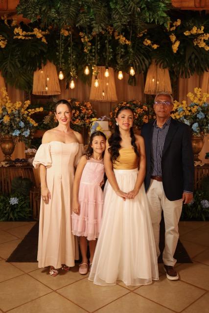 A beleza e a alegria de Fernanda Pelissari estampam nossa coluna hoje! A jovem debutante celebrou seu aniversário ontem, com uma grande festa que movimentou a cidade. Entre sonhos e valsas, Fernanda vive a expectativa de uma noite mágica. Que este novo ciclo seja tão radiante quanto o seu sorriso (Foto/Newton Gonçalves Garcia Júnior)