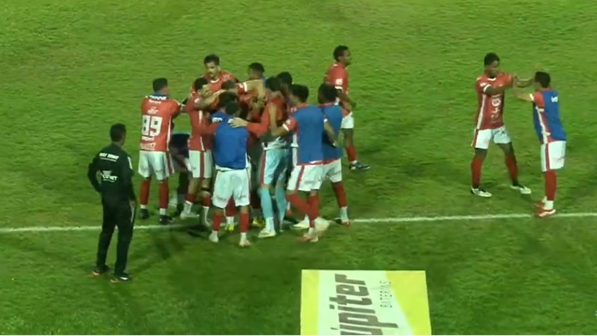 Jogadores comemoram o 1º gol de Leandro Córdova (Foto/Reprodução 7 Nos Esportes)