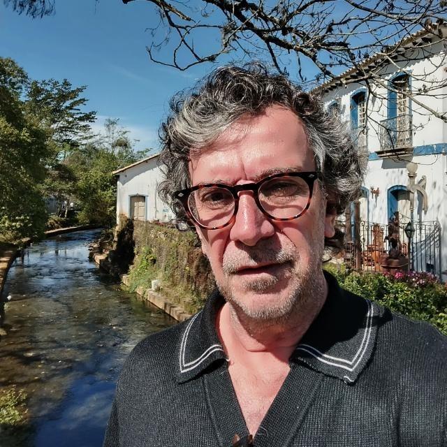 O educador e dirigente social Gilson Reis é um dos organizadores do livro “Desvendando Minas II – O mito da eficiência ultraliberal”, que será lançado hoje, às 19h30, na Sala Amarela do Centro Cultural da UFTM (Foto/Divulgação)