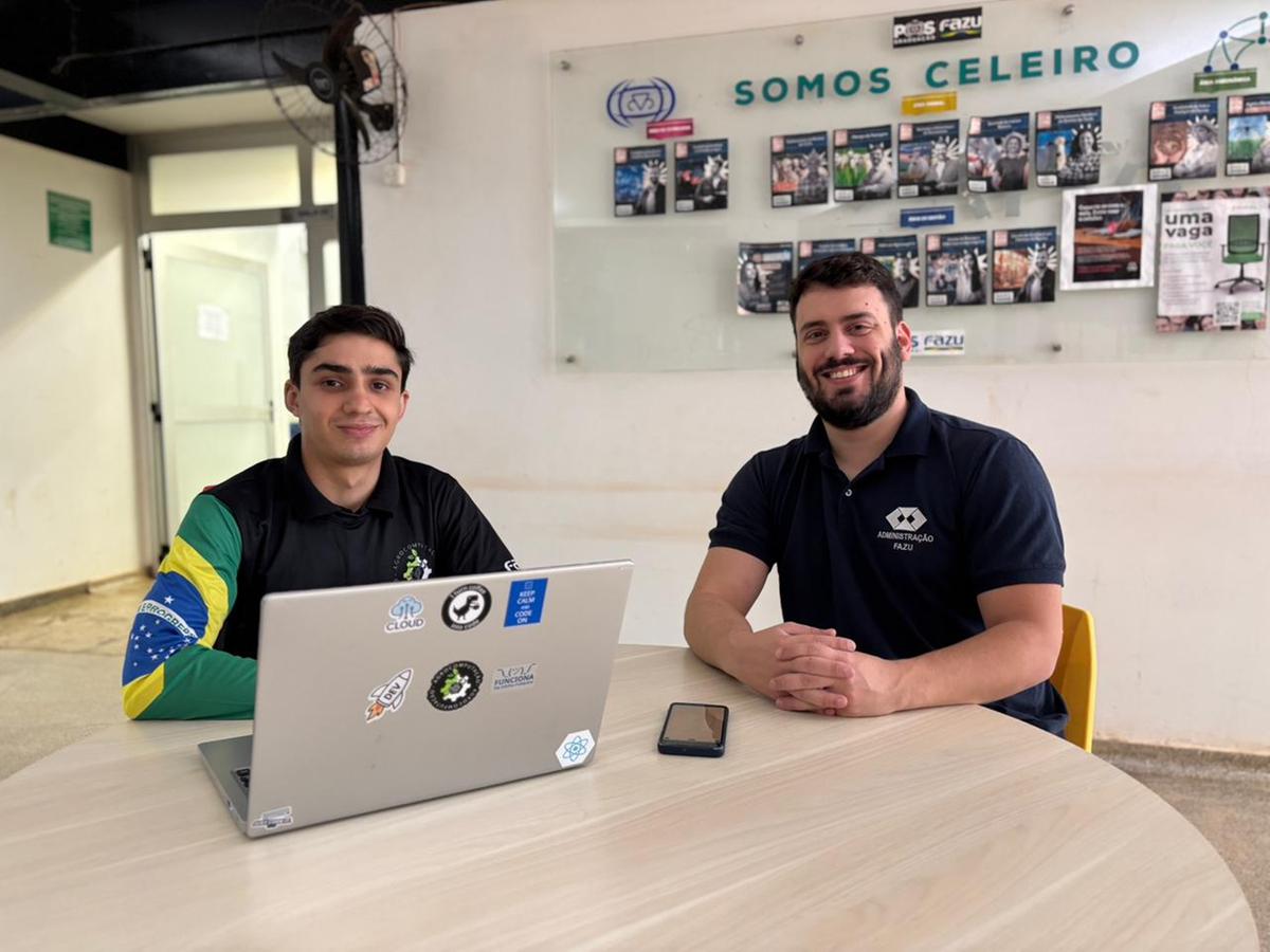 Jonatas e Gustavo trabalhando no desenvolvimento da plataforma AgroQuery (Foto/Divulgação)