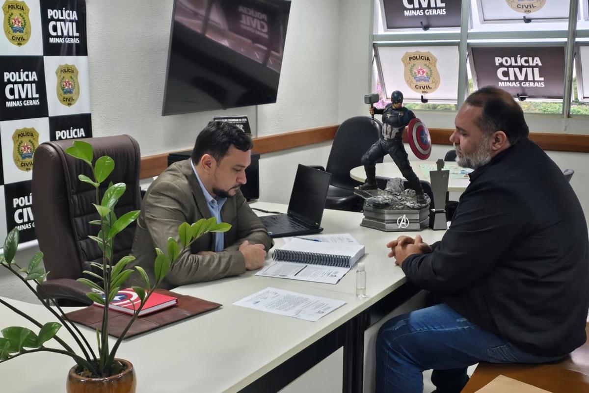 Vereador Tulio Micheli, vice-presidente da CEI do Lixo, entrega ao chefe do 5º Departamento Regional da Polícia Civil, delegado Felipe Colombari, o relatório final da comissão (Foto/Divulgação)