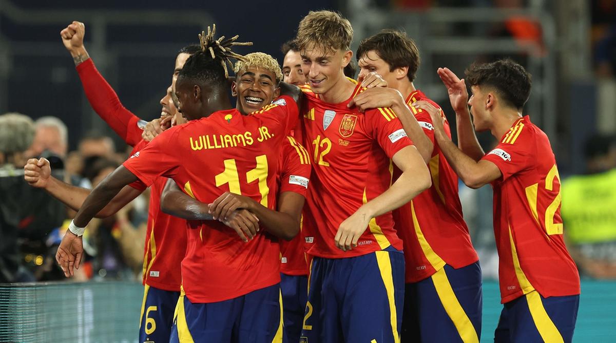 A Espanha lidera com 4 pontos e se classifica diretamente se vencer ou empatar com o Uruguai (Photo/by Alexander Hassenstein/Getty Images)