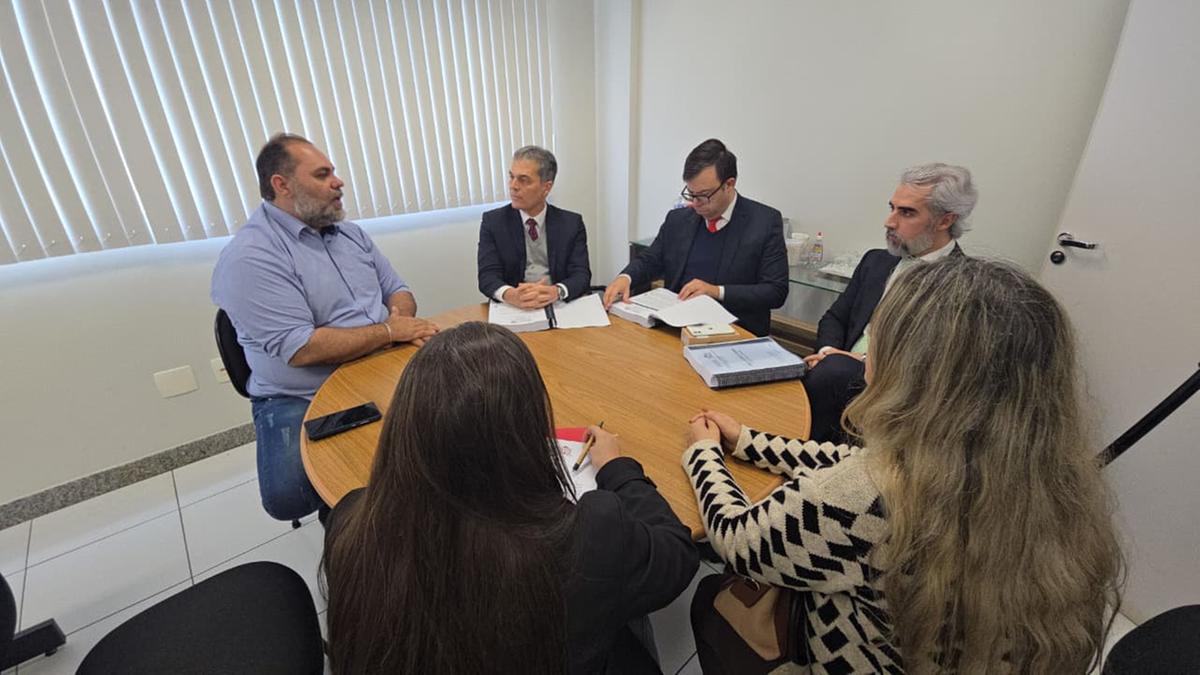 Documento entregue pelo vereador Tulio Micheli reúne todo o conjunto probatório produzido pela Comissão Especial de Inquérito ao longo de meses de investigação (Foto/Divulgação)