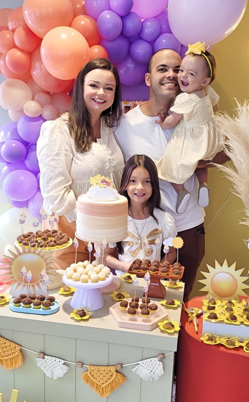 Foto 8 – Marco Antonio Pereira celebra mais um ano de vida no dia 03/07. Na foto, ao lado da esposa, Letícia Gotti, e das filhas, Alice e Aurora. Que este novo ciclo seja repleto de saúde, paz, amor e muitas alegrias! (Foto/Divulgação)