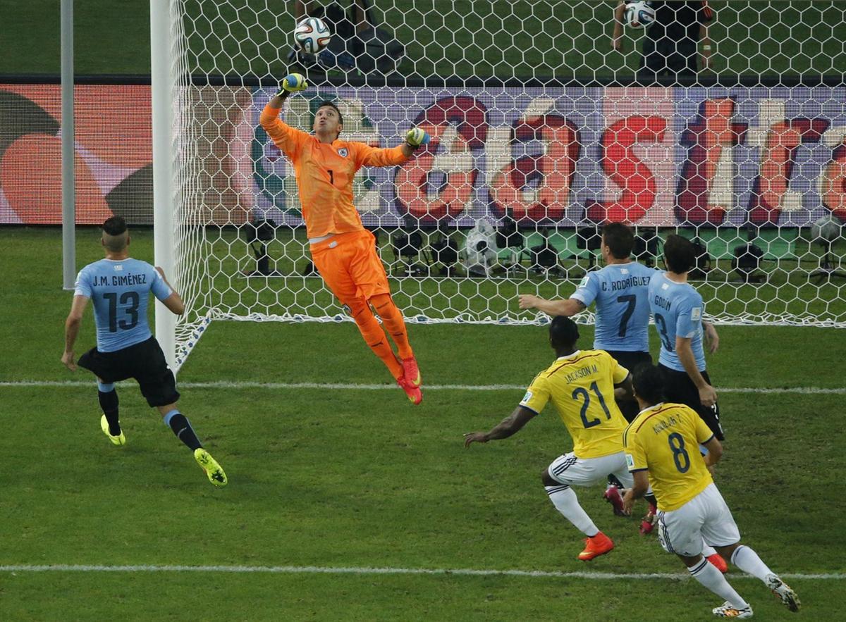 Muslera pediu para sair no intervalo depois da falha que eliminou o Uruguai. (Foto/FBL-WC-2014-MATCH50-COL-URU)