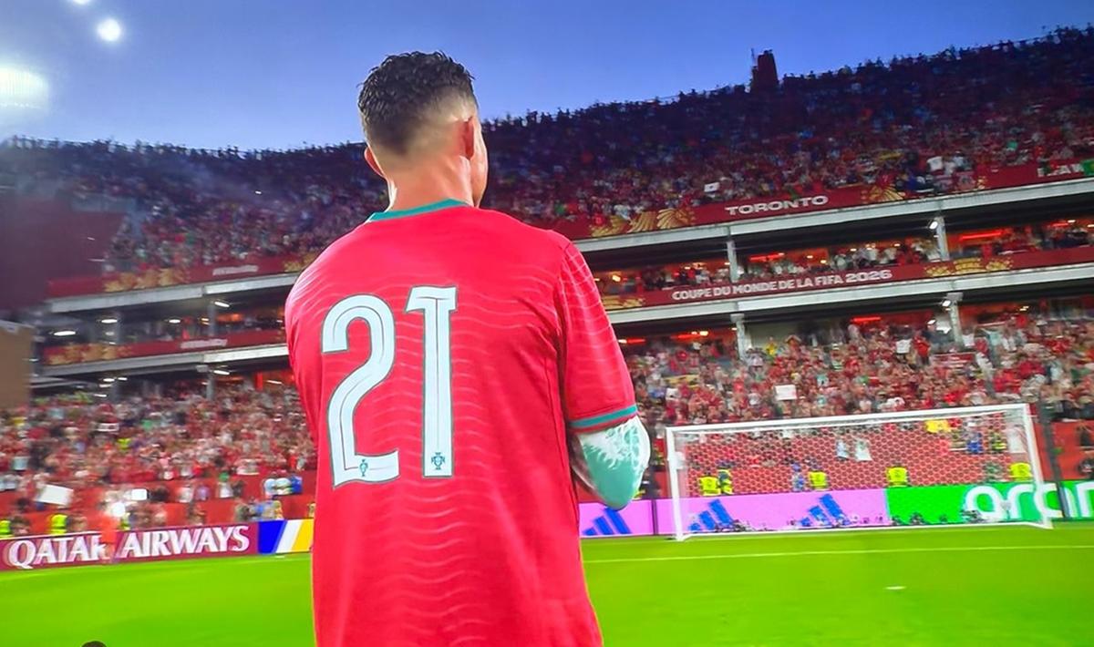 Cristiano Ronaldo e jogadores de Portugal posam com uma camisa em memória de Diogo Jota (Foto/Reprodução Cazé TV)