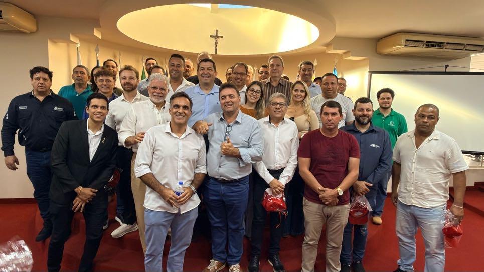 Prefeitos, vice-prefeitos, vereadores e representantes de entidades empresariais da região se reuniram em Araxá com o coordenador regional de Fiscalização da Infraestrutura Rodoviária da ANTT em Minas Gerais, Marcelo Alcides dos Santos (Foto/Divulgação)
