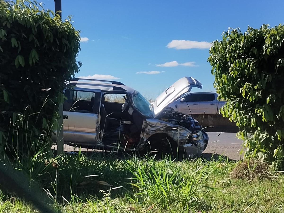Caminhonete S10 e carreta ficaram danificadas após colisão transversal na BR-050, próximo ao km 185; duas idosas foram socorridas para hospitais de Uberaba (Foto/Divulgação)
