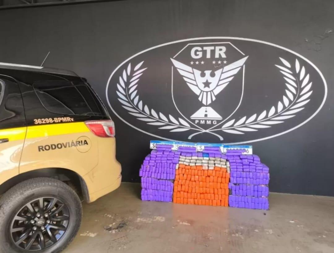 Operação da Polícia Militar Rodoviária apreendeu 347 tabletes de maconha, dois veículos e quatro pares de placas veiculares adulteradas em Iturama (Foto/Divulgação)