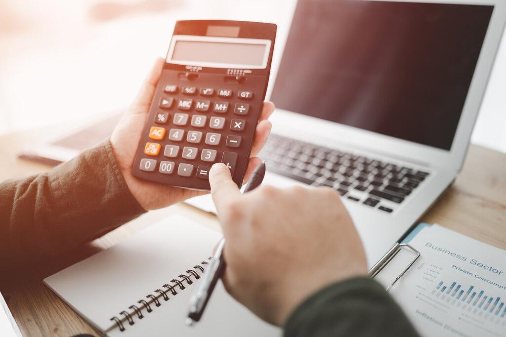 A recomendação é antecipar o planejamento para despesas previsíveis, como férias escolares, presentes de fim de ano, rematrículas, IPTU e IPVA, reduzindo o risco de recorrer ao crédito e ampliar o endividamento (Foto/Reprodução)