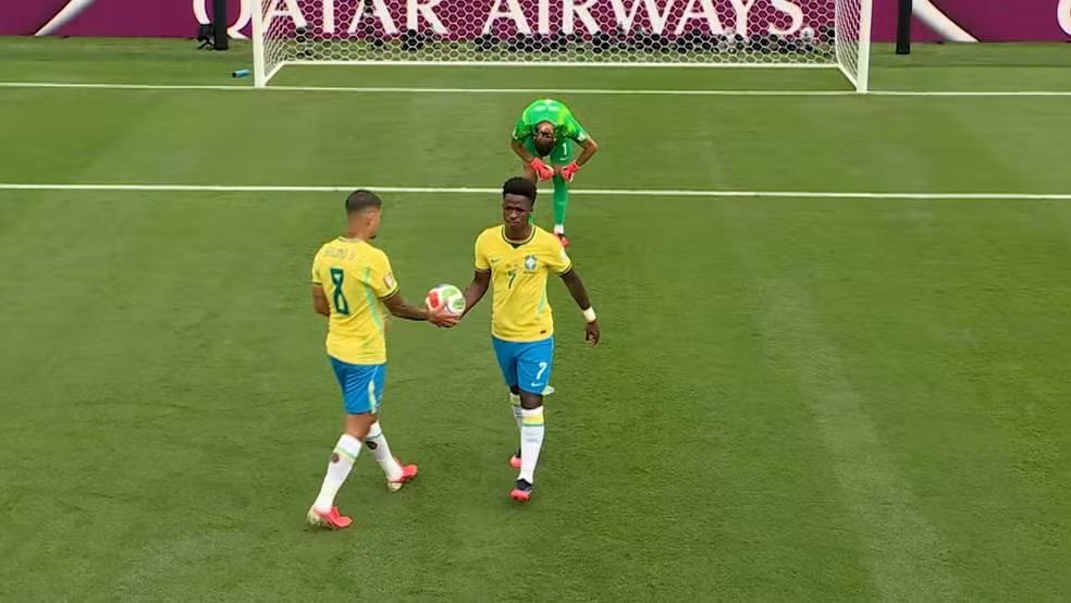 A dúvida surgiu porque Vinícius Júnior apareceu com a bola antes da batida do pênalti. (Foto/Reprodução TV)