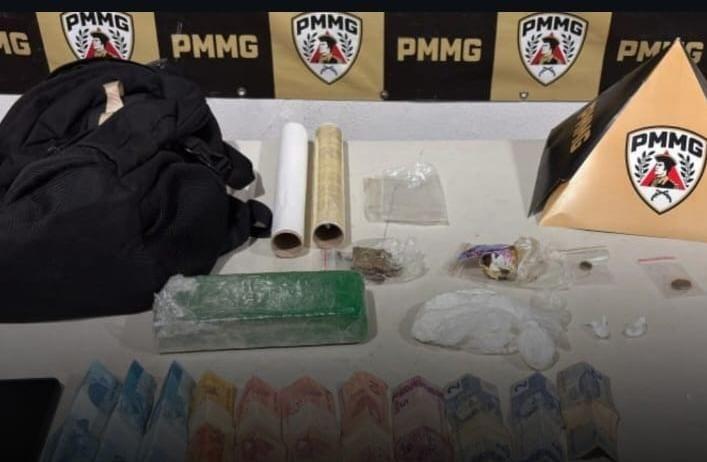 Porções de maconha e telefone celular foram apreendidos durante operação da Polícia Militar, que resultou na prisão de um motorista de aplicativo por tráfico de drogas, no bairro Costa Telles 1 (Foto/Divulgação)