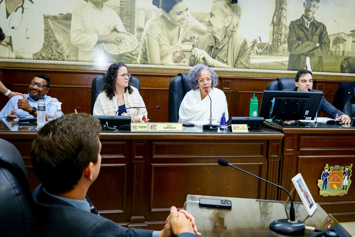 A reitora da UFTM, Marinalva Vieira Barbosa, acompanhou a aprovação do projeto que autoriza a doação da área do heliponto à União, etapa necessária para incorporar o terreno ao patrimônio da universidade (Foto/Rodrigo Garcia/CMU)