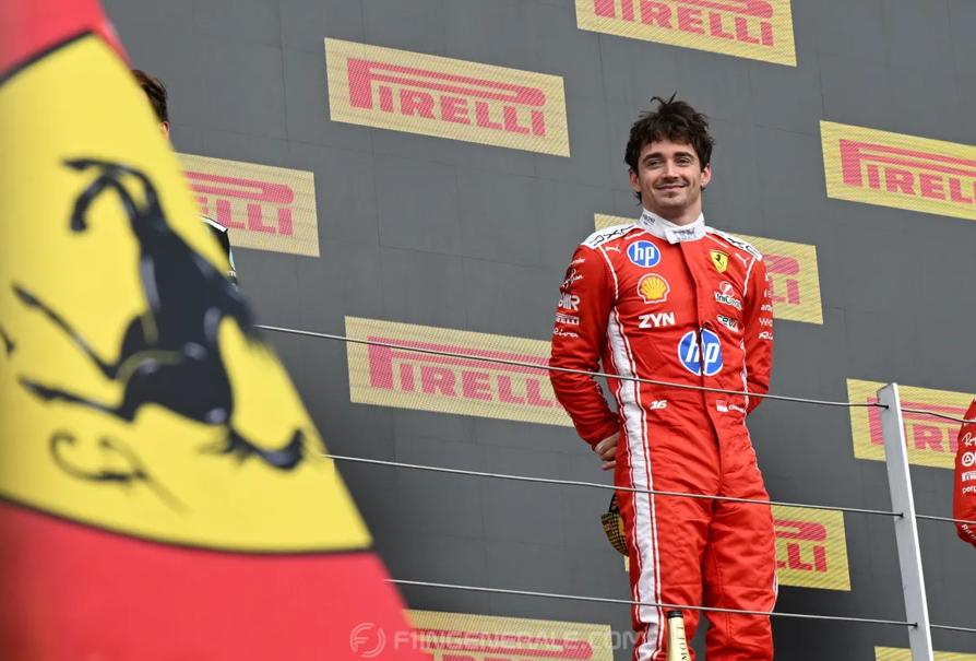 Um sorridente Charles no topo do pódio (Foto/Reprodução)