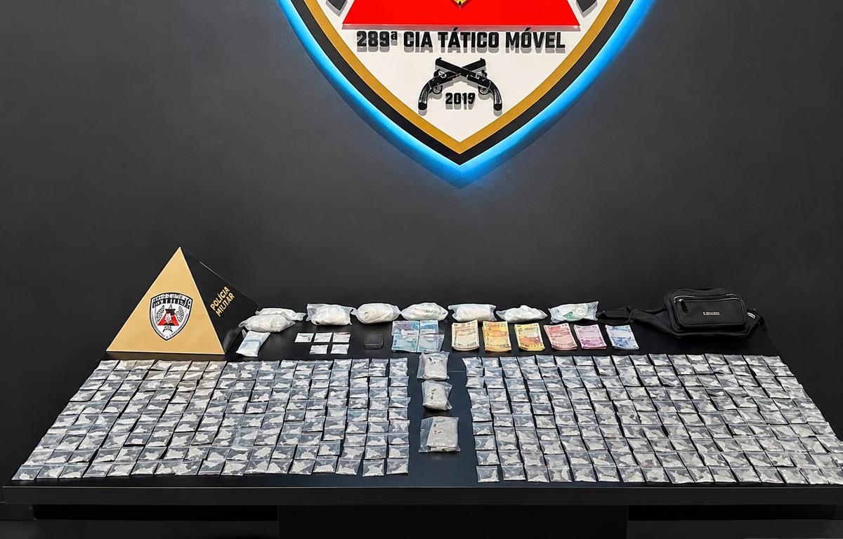 Papelotes de cocaína, balança de precisão, dinheiro, materiais para embalar drogas e um telefone celular, apreendidos durante ação da Polícia Militar no bairro Manoel Mendes (Foto/Divulgação)