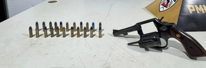 Revólver Taurus calibre .38 com numeração suprimida e munição apreendidos durante a Operação Cerco Fechado da Polícia Militar (Foto/Divulgação)