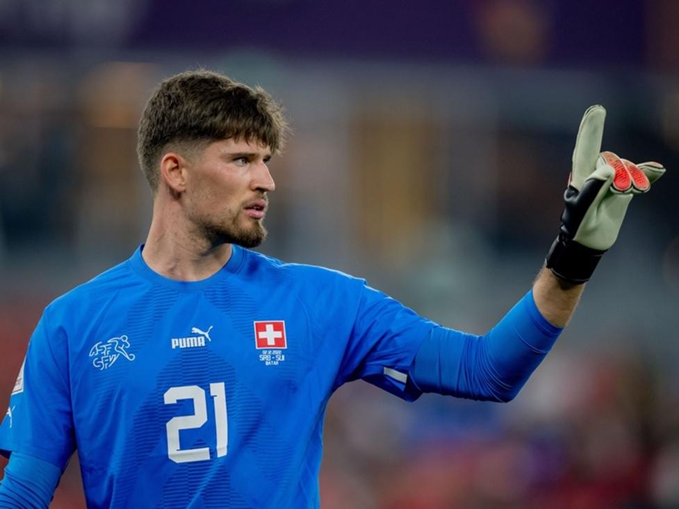 Goleiro Gregor Kobel defende cobrança decisiva e garante classificação suíça. (Foto/Instagram)