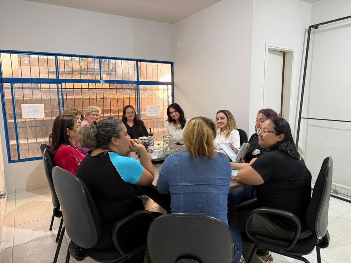 Associação de moradores dos bairros Valim de Melo, Chica Ferreira e Rio de Janeiro se reuniram com a presidente da Cohagra, Regiane Isidoro, com reivindicações acerca da futura entrega do Residencial Morada das Magnólias (Foto/Divulgação)