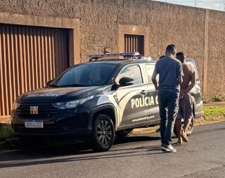 Investigado preso em Uberaba durante operação interestadual que apura o desvio de cargas e a simulação de roubos entregou espontaneamente o aparelho celular, apreendido pela Polícia Civil (Foto/Divulgação)