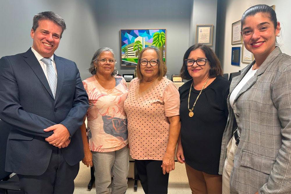 O juiz Fabiano Veronez recebeu a coordenadora de Políticas Públicas para as Mulheres e diretora do Centro Integrado da Mulher (CIM) de Uberaba, Fernanda Mendes Silva Salatiel (à direita) (Foto/Crédito: Divulgação TJMG)