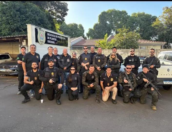 Policiais civis de São Paulo e de Minas Gerais cumprem mandados de busca e apreensão em Uberaba durante a Operação Cártula, que investiga um grupo suspeito de falsificação de cheques e estelionato (Foto/Divulgação)
