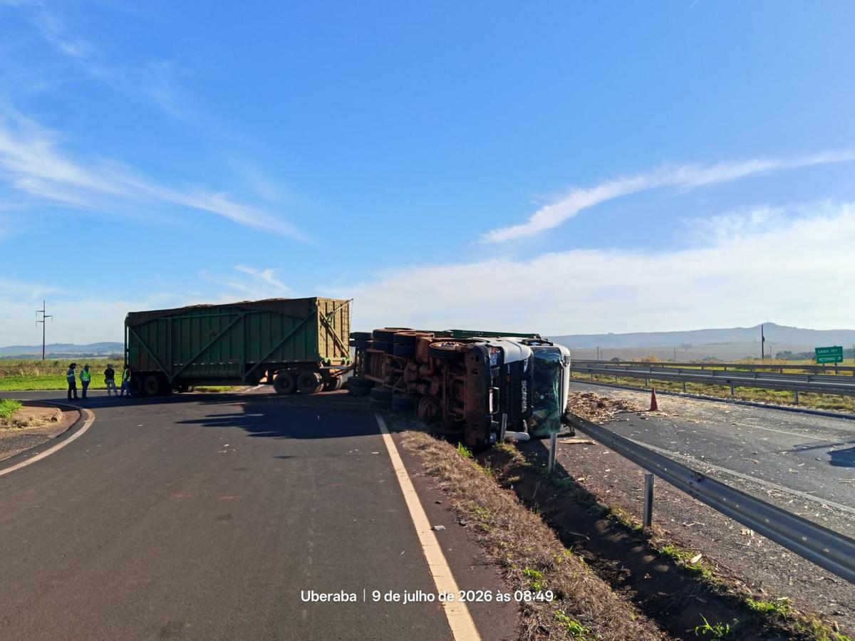 Carreta tombou na rodovia BR-050 após atingir a defensa metálica; a condutora sofreu escoriações leves (Foto/Divulgação)