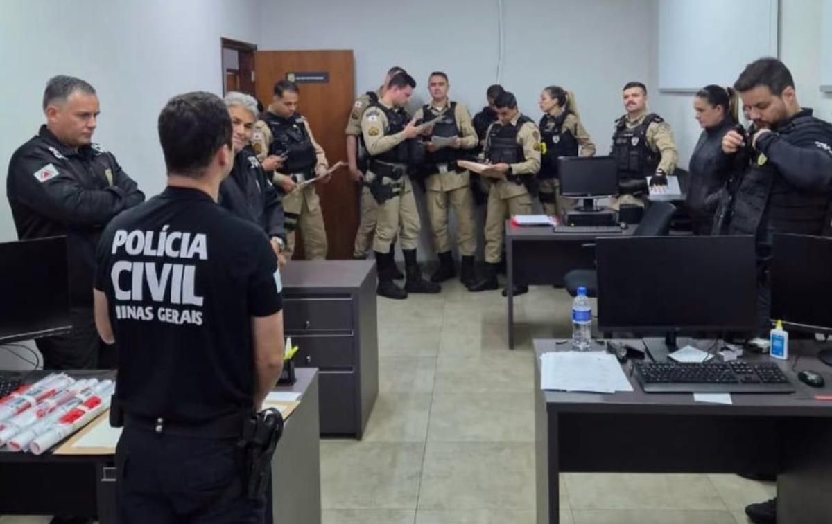 Delegado Tiago dá instruções aos policiais para ação de cumprimento de mandados. (Foto/divulgação.)