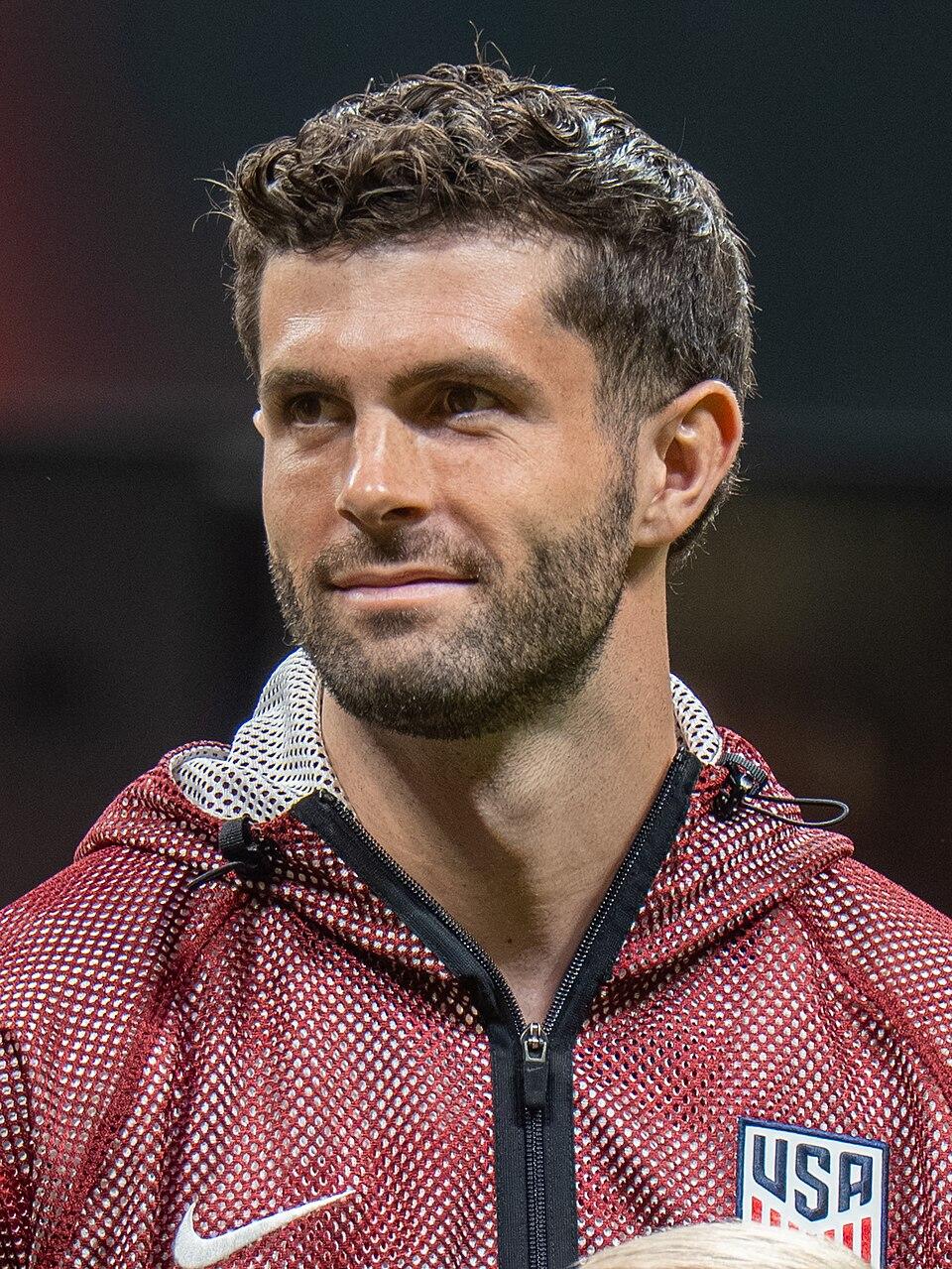 Christian Pulisic foi diagnosticado com uma microfratura e uma contusão óssea na tíbia e na fíbula da perna direita. (Foto/Por Bryan Berlin)