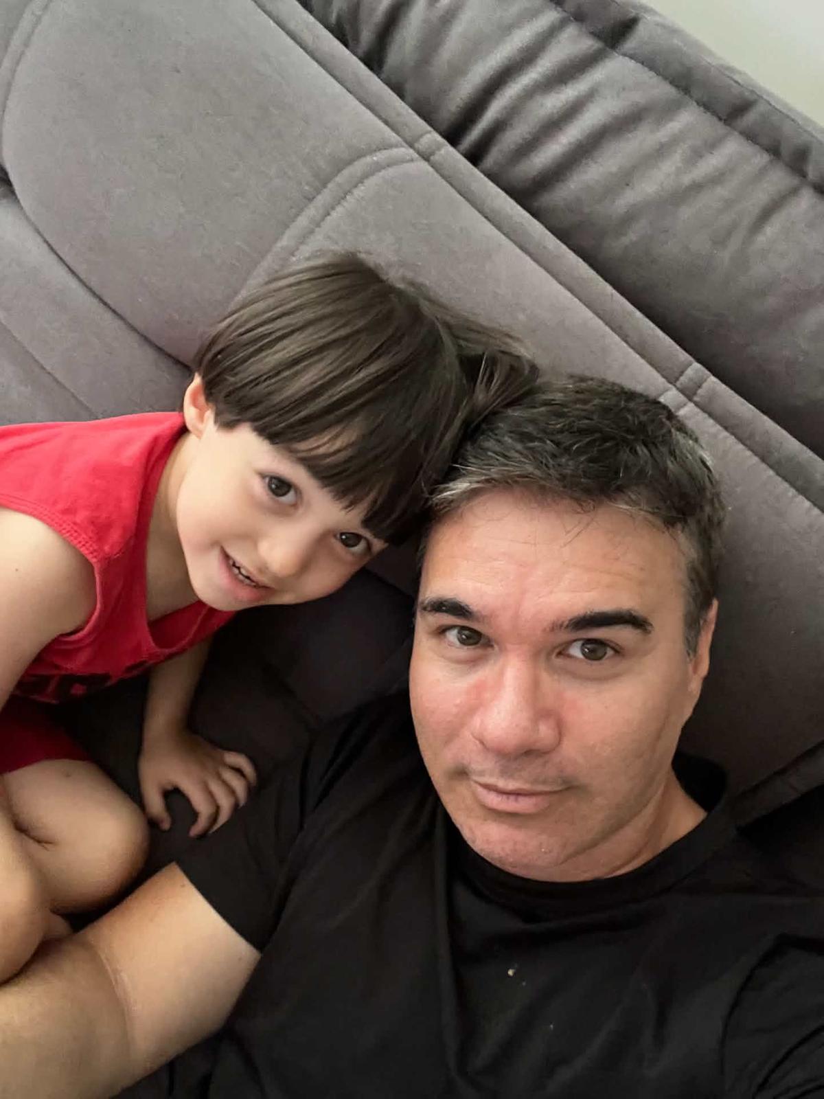 Ricardo Vasconcelos celebrou seu aniversário no dia 08. Na foto, aparece ao lado do filho, Lorenzo. Muitas felicidades e saúde sempre! (Foto/Divulgação)